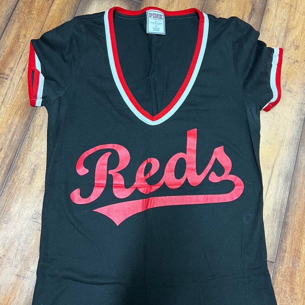 Cincinnati Reds v-neck. Large